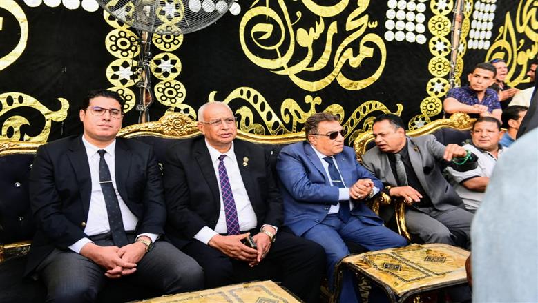 محافظ الدقهلية يواسي أسرة الشيخ السيد س في وفاته